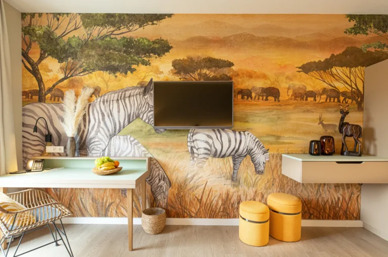 Hotelzimmer „Savanne“ mit Zebra-Wandbild im Hotel am Zoo Neunkirchen