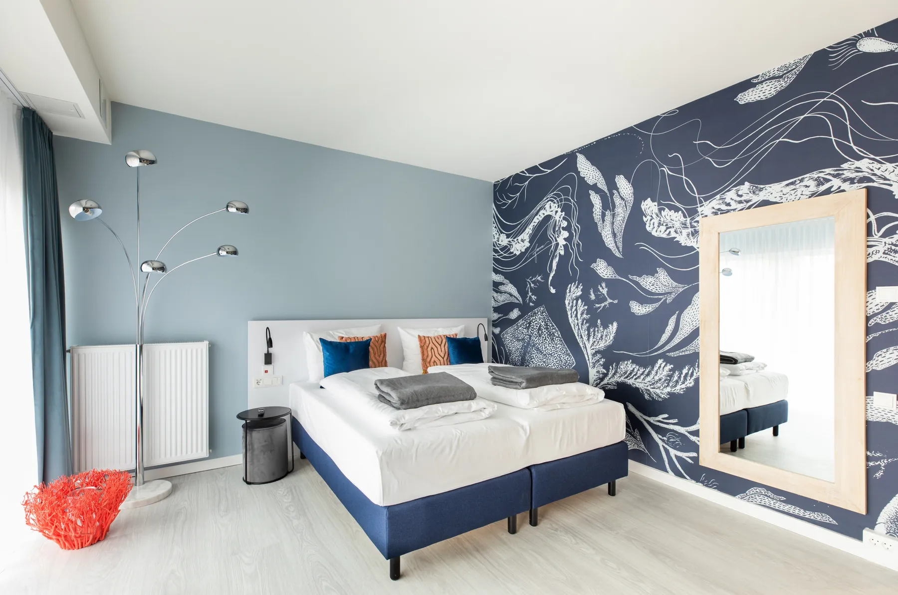 Hotelzimmer „Unterwasserwelt“ mit dunkelblauem Wandbild im Hotel am Zoo Neunkirchen