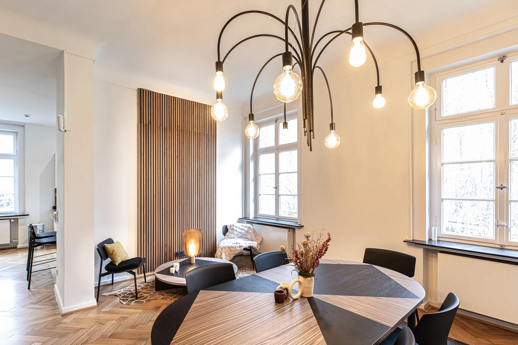 Besprechungsraum mit großem Kronleuchter in der Villa von m&r Kreativ