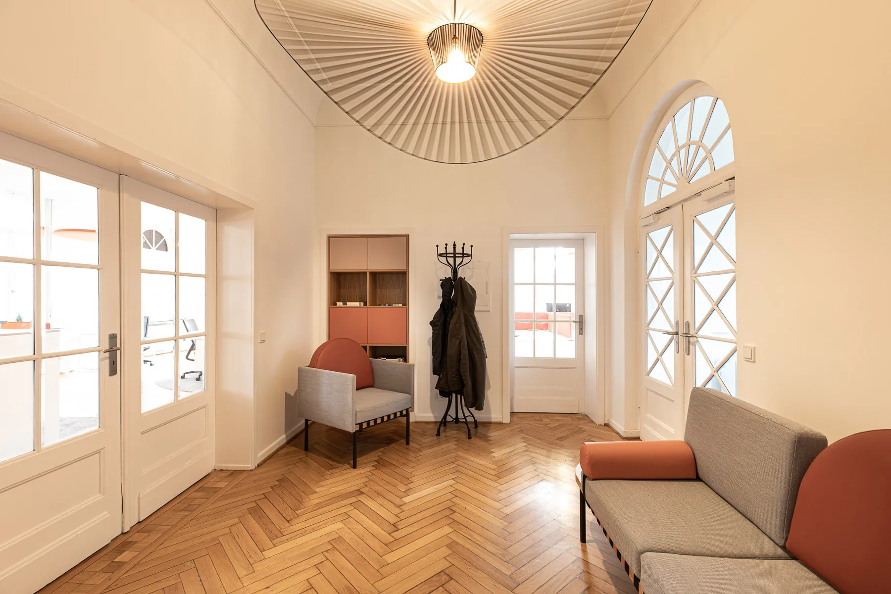 Eingangsbereich der Büro-Villa von m&r Kreativ mit Fischgrätparkett