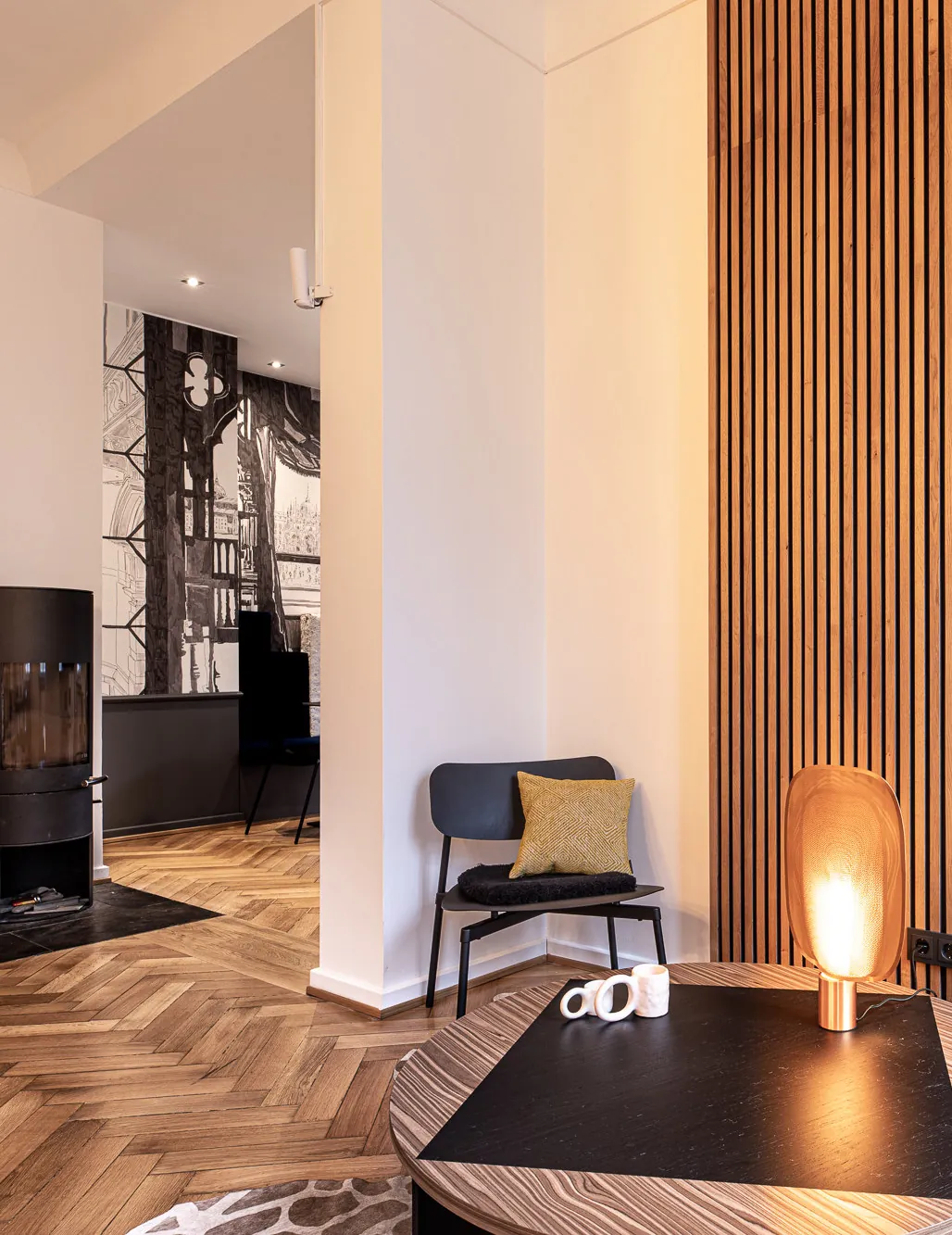 Sitzbereich mit Holzlamellen und Kerzenlicht in der Villa von m&r Kreativ