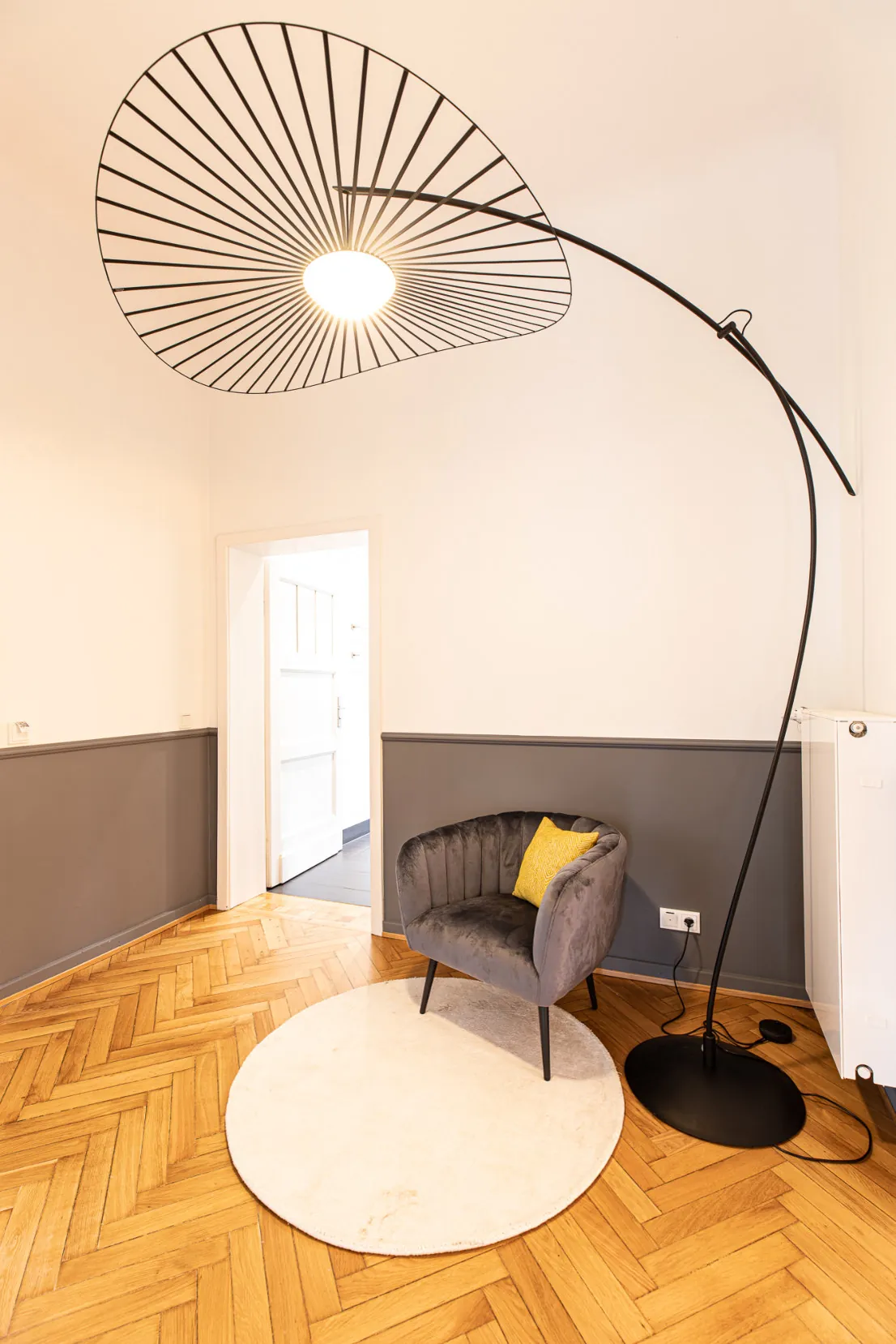 Wartebereich mit Sessel und Bogenleuchte in der Villa von m&r Kreativ